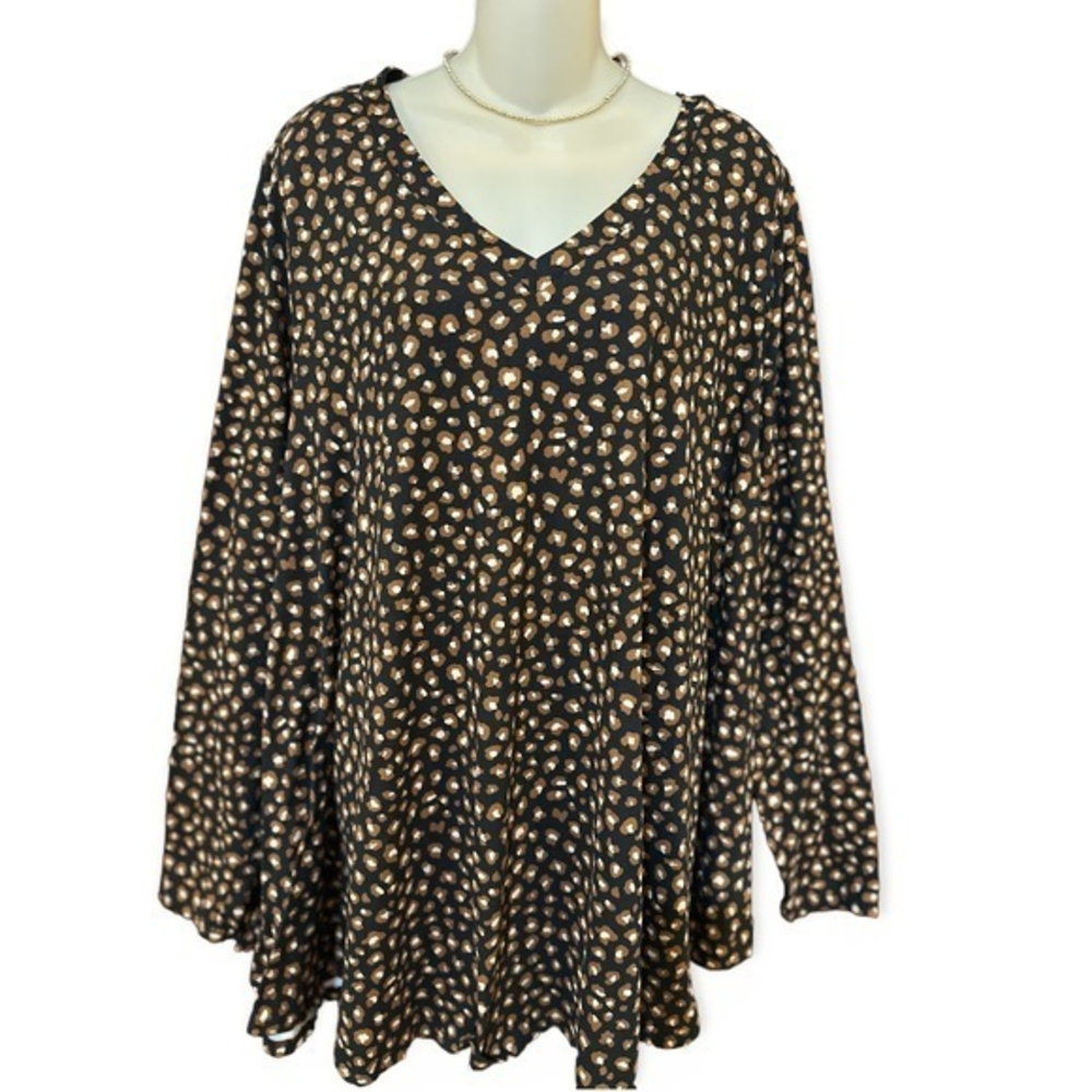 NWT Boutique Black animal print v neck top - Picture 9 of 9